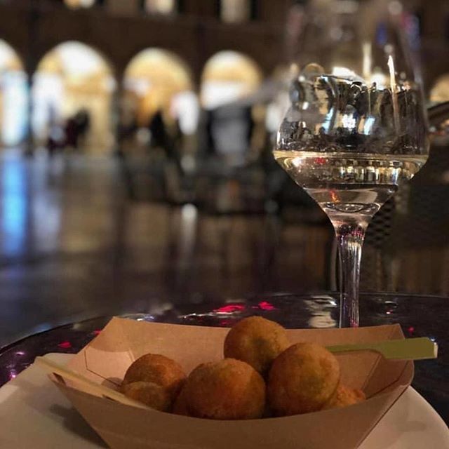Ad Ascoli Piceno ogni ristoratore e ogni locale ha il suo piccolo segreto, magari tramandato di genitori in figli, che rende unica la preparazione di queste #delizie. 
Le gastronomie locali le spediscono a domicilio in tutta Italia! 
E voi? Le avete mai … bit.ly/2DwElKP