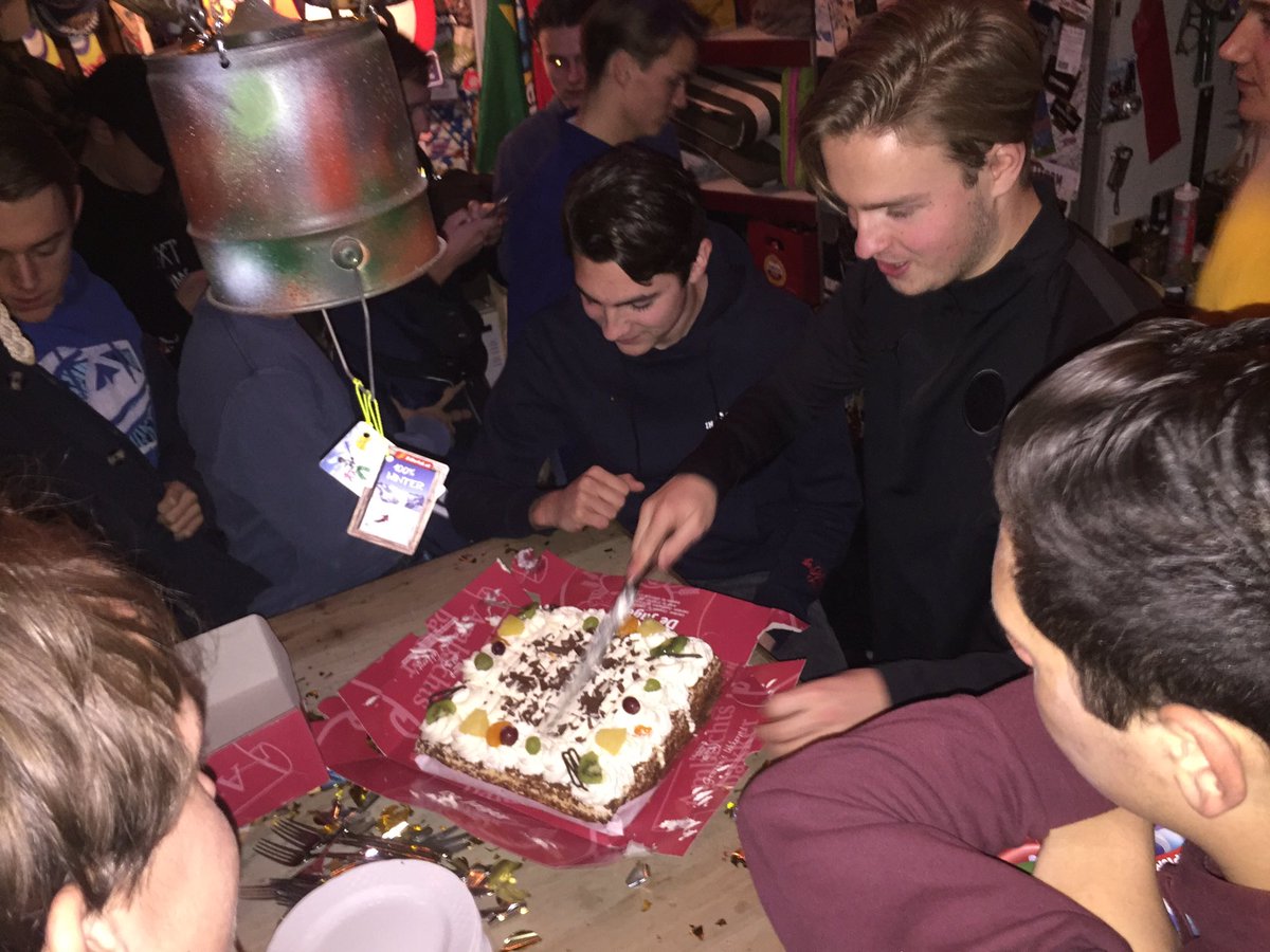 Rocco_Ooms's tweet photo. Volle #Schuur vanavond, feest, taart en confetti. #Max18 #HappyBirthday #mooiemannen 🎉💪🏼🍻 https://t.co/WwVmOwMz2m