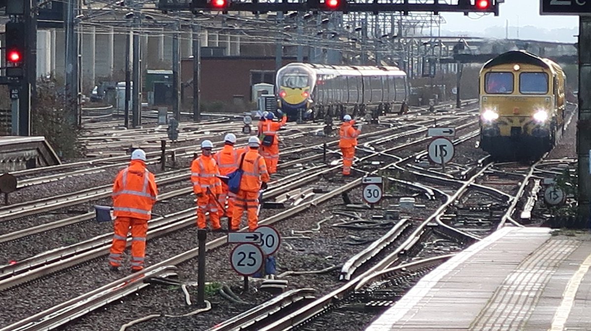 martinw02998119's tweet image. 66508 &amp;amp; 66957 with part of the HOBC and class 395 Javelin coming into platform 5 17/1/19 @NetworkRailSE @networkrail @RailFreight @Se_Railway #class66 #class395