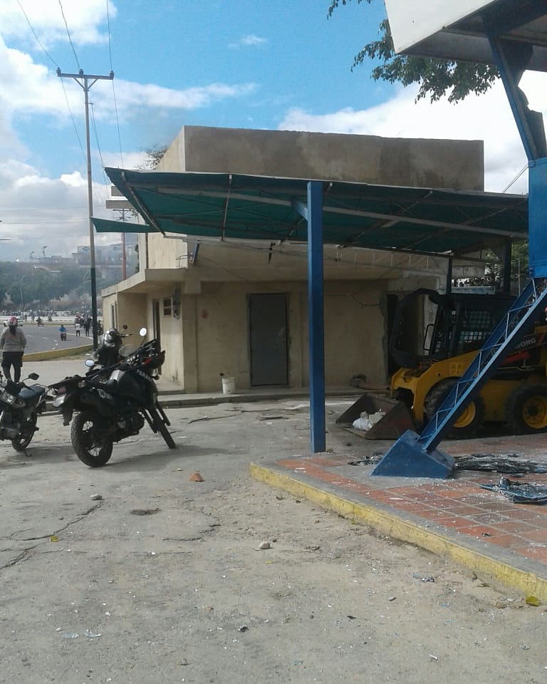 paramedicosmtt's tweet photo. Pedimos a los manifestantes en Altamira no meterse con la sede de @paramedicosmtt esta en construcción para mejorar el sistema de emergencia vial en las autopistas @FMCENTER @traffiCARACAS https://t.co/o3WHE9BcYe