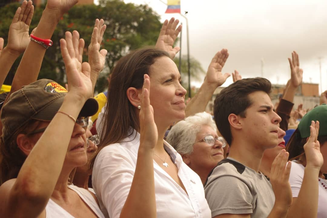 NTN24ve's tweet photo. #EnFotos Así juró @MariaCorinaYA junto a Juan Guaidó, quien se auto proclamó como Presidente interino de Venezuela #23Ene https://t.co/hEpCBNGXtO https://t.co/dZYdQYBBqF