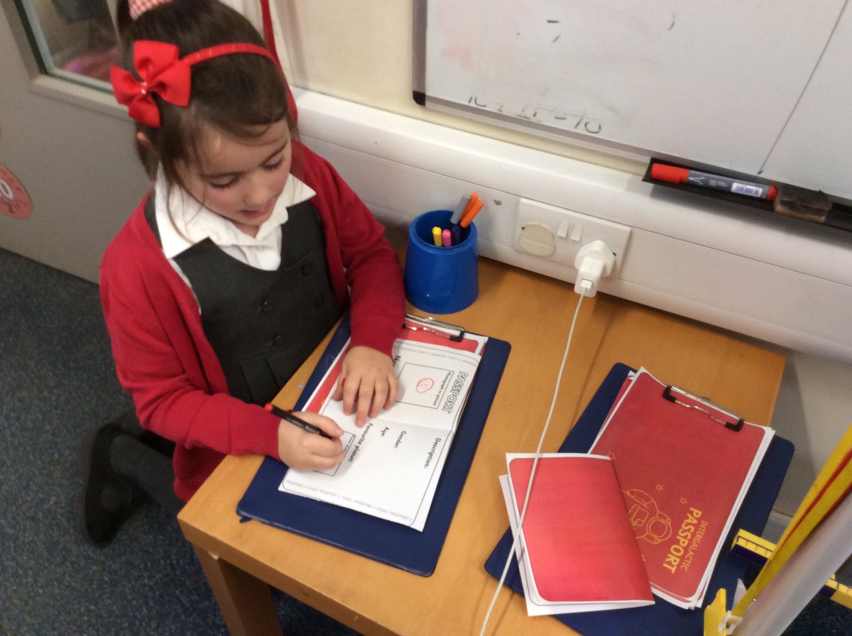 TheEllisY5's tweet image. Making our passports to space. #enquirylearning #ourofthisworld