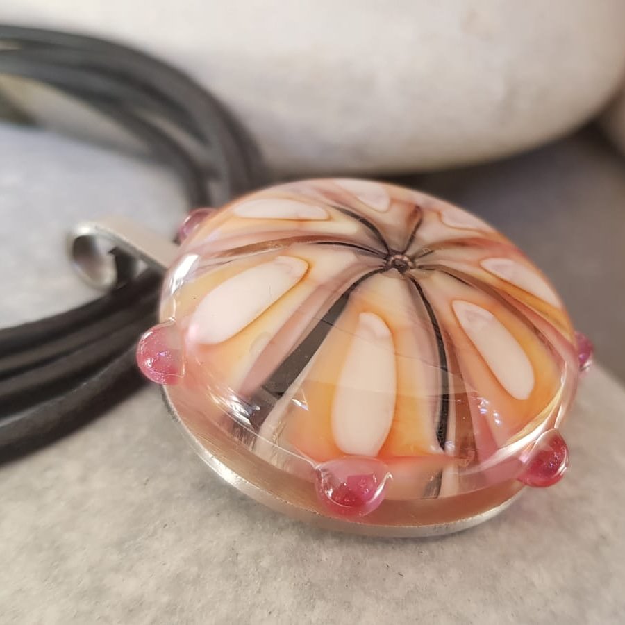 paulaoudehengel's tweet image. HARLEQUIN  GLASTOP
NIEUW... Harlequin verwisselbare XXL glastop met gestapelde kleuren, verwerkt op rvs hanger
#harlequin #glasstops #interchangeble  #pendant #glass #glassart #handmade #lampworking #lampwork #handmade #handmadejuwelry #glassofig #glasatelier #PerlesArt #Reutum