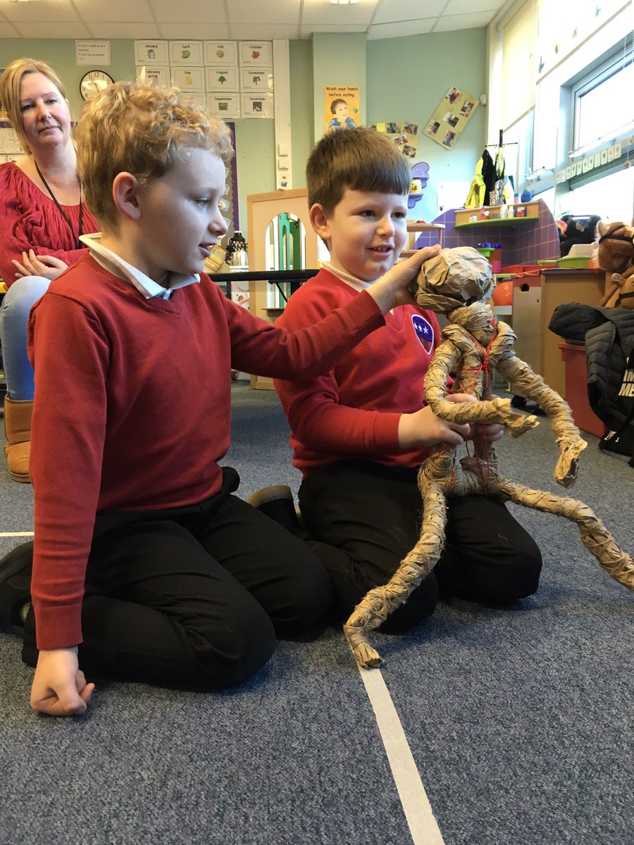 AngelaDrama's tweet image. Today I was at @CleevesPS in #Glasgow for the #HearMyVoice project. We had fun doing mime and the pupils were introduced to my #PaperPuppet from the #CC #CreateAPuppetCreateYourself project. @EUErasmusPlus @citizenstheatre #Nurture @GlasgowNurture What a joyous morning! 🤩