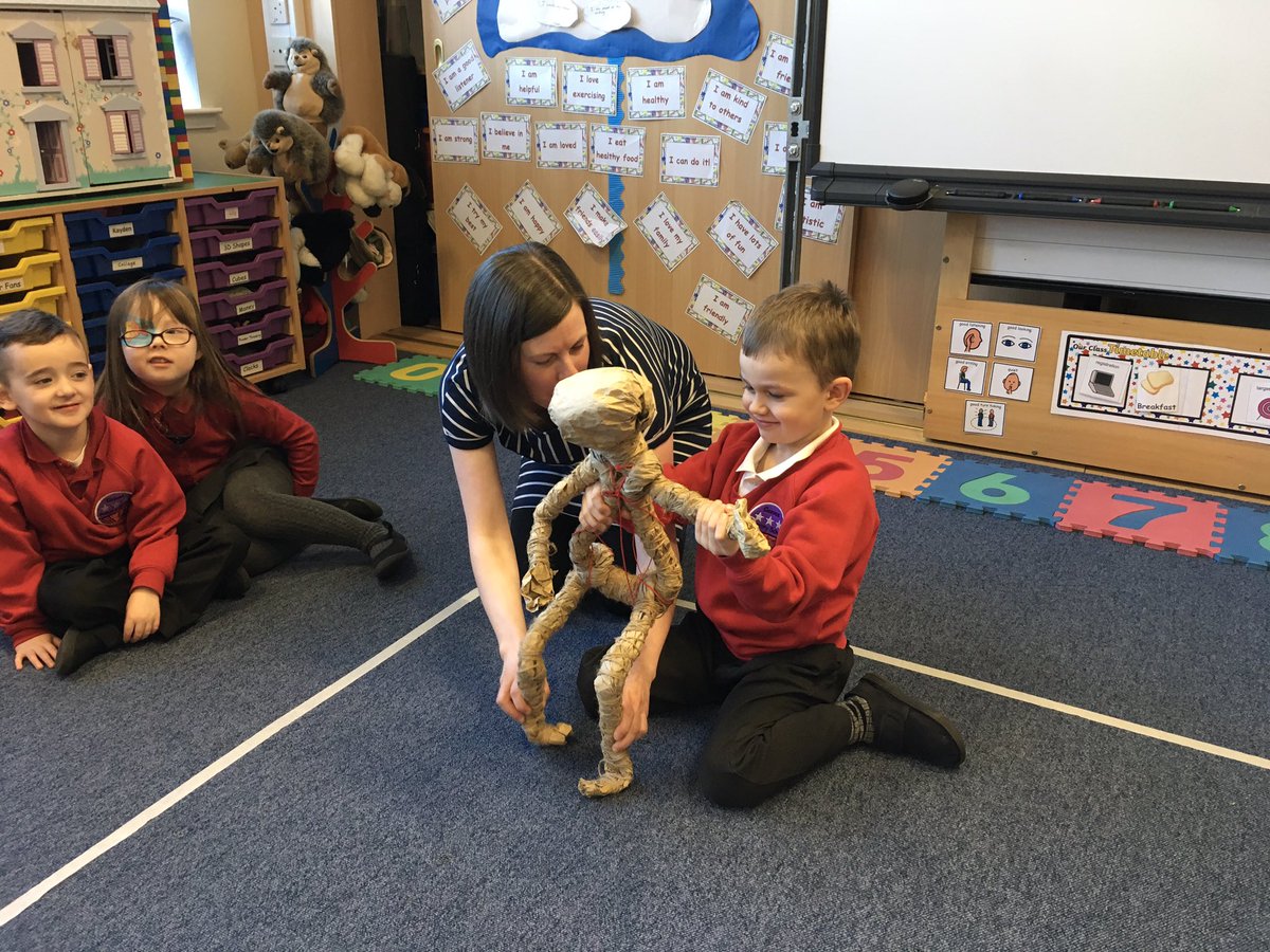 AngelaDrama's tweet image. Today I was at @CleevesPS in #Glasgow for the #HearMyVoice project. We had fun doing mime and the pupils were introduced to my #PaperPuppet from the #CC #CreateAPuppetCreateYourself project. @EUErasmusPlus @citizenstheatre #Nurture @GlasgowNurture What a joyous morning! 🤩