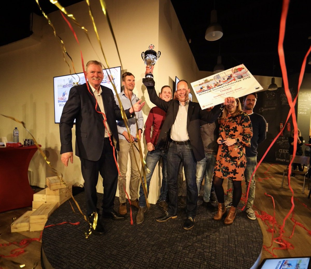 Wat een topavond! Zojuist de landelijke Bouwplaatstrofee uitgereikt voor de schoonste en veiligste bouwplaats van afgelopen jaar. De winnende teams zijn Brandweerkazerne Nico Amsterdam bij de kleine projecten en Driedam Purmerend bij de grote projecten. #veiligheidopdebouw