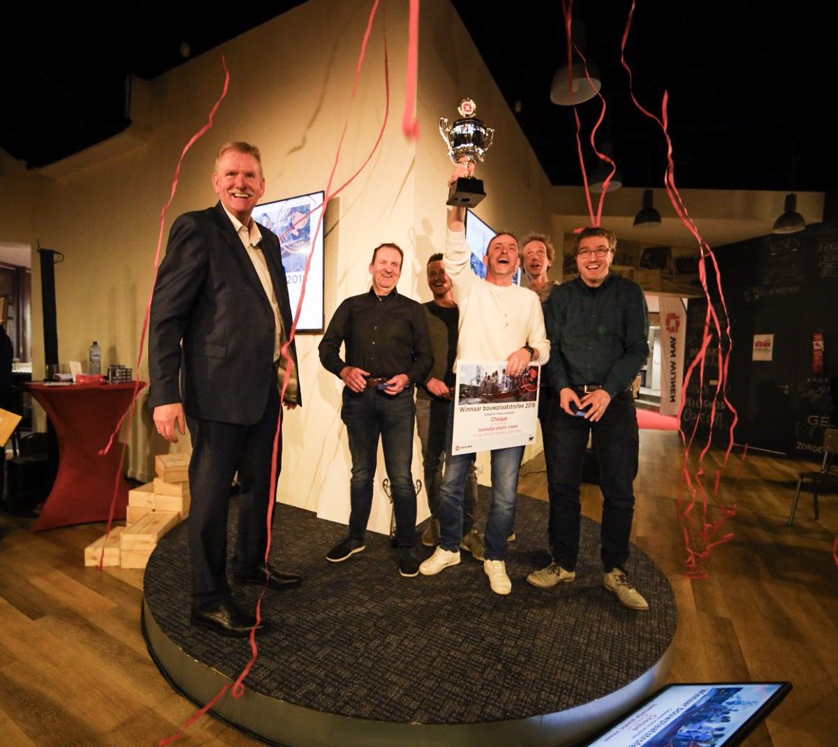 VanWijnenGroep's tweet photo. Wat een topavond! Zojuist de landelijke Bouwplaatstrofee uitgereikt voor de schoonste en veiligste bouwplaats van afgelopen jaar. De winnende teams zijn Brandweerkazerne Nico Amsterdam bij de kleine projecten en Driedam Purmerend bij de grote projecten. #veiligheidopdebouw https://t.co/rXbQAiLwb0