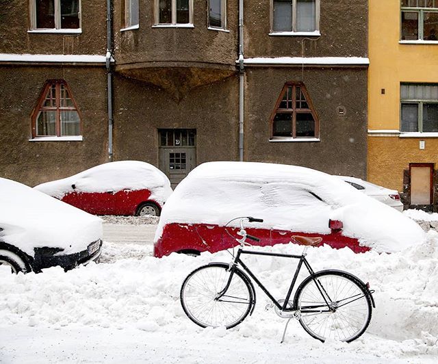 Talviautoilun muistilista: lämpimät vaatteet, lapio ja lumiset parkkiruudut. Talvipyöräilyn muistilista: lämpimät vaatteet. bit.ly/2S6Vnas