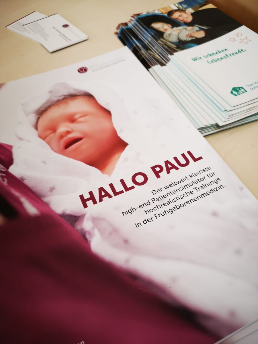 TKStiftung's tweet photo. Unser Botschafter Martin Rütter wurde durch „Die Höhle der Löwen“ bei @vox auf @SIMCharacters aufmerksam.
Dank einer Spende von Martin konnten wir heute der Kinderklinik eine Übungs-Puppe übergeben. 
Wir hoffen, dass durch das Training mit Paul vielen Kindern geholfen wird! https://t.co/gYqZ6US7jZ