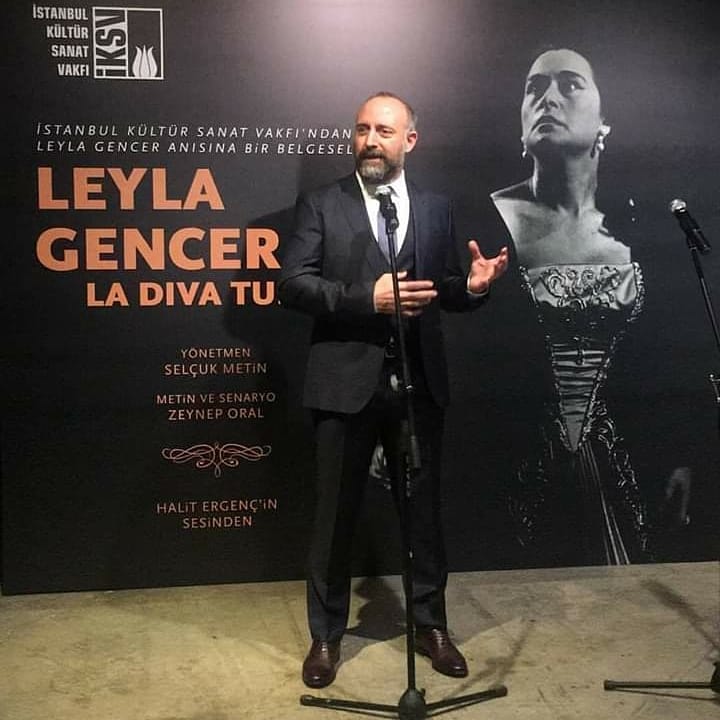 HalBerLatin's tweet photo. 😍😍😍Halit en la presentación del documental sobre "Leyla Gencer"😘 #HalitErgenç #LeylaGencer #iskv #BergüzarKorel #Onur #Şehrazat #BinbirGece #Cevdet #Azize #AzCev #VatanimSensin https://t.co/d8AY8tgu2A