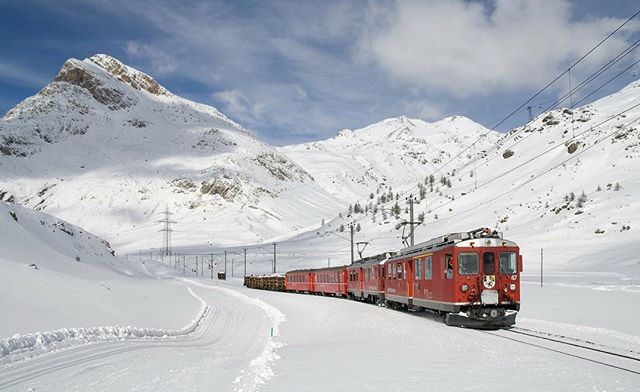 🇨🇭 the Bernina Express - Grand Train Tour of Switzerland 💙
.
.
follow us: earth_trippers .
#railwayphotography #berninaexpress #bernina #switzerland #winter #train #electriclocomotive #mountainrailway #snowing #switzerland_vacations #switzerland🇨🇭