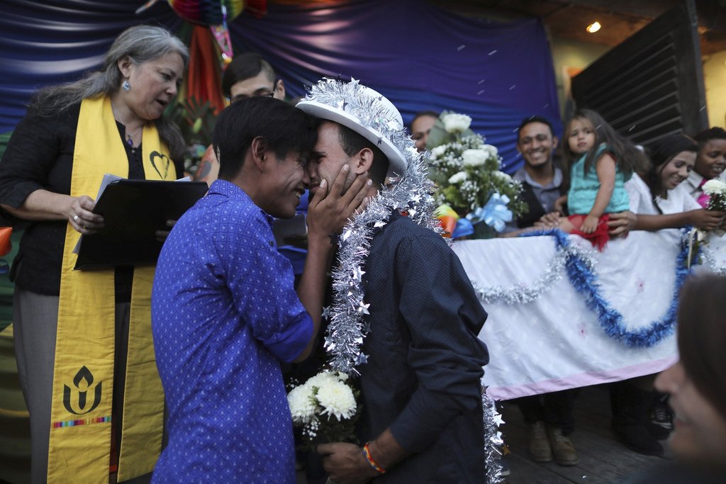 Таиланд однополые браки. Нетрадиционные свадьбы в США. Межрасовые однополые браки.