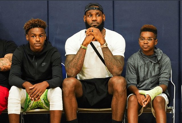 itsBronnyJames's tweet photo. FAMILY 🏆👑 #KINGJAMES #BROTHERS https://t.co/MoFluUiCh7