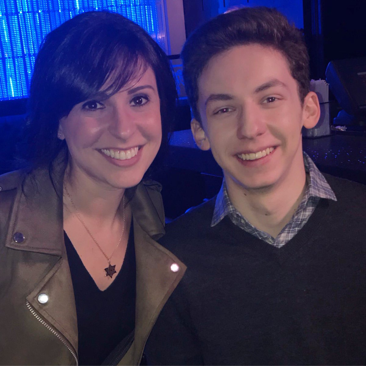 RuthiesATrain's tweet image. Where do you meet the new #EvanHansen? In the Blue Bar, of course