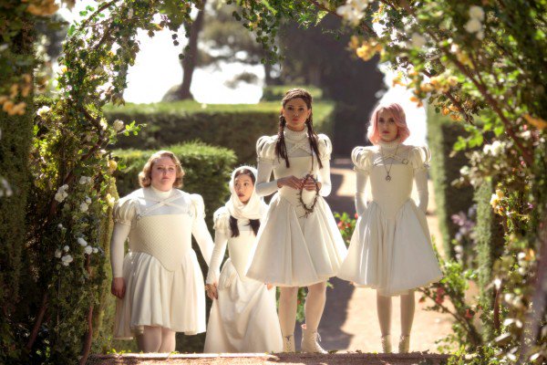 Check out an exclusive image from the fantasy thriller 'Paradise Hills'.
Makes its world premiere at the Sundance Film Festival on January 26. Vía @Collider / @RobertsEmma @eizamusica @DLMacdonald19 @awkwafina @MillaJovovich @jeremyirvinehq

 bit.ly/2U9Cdhv