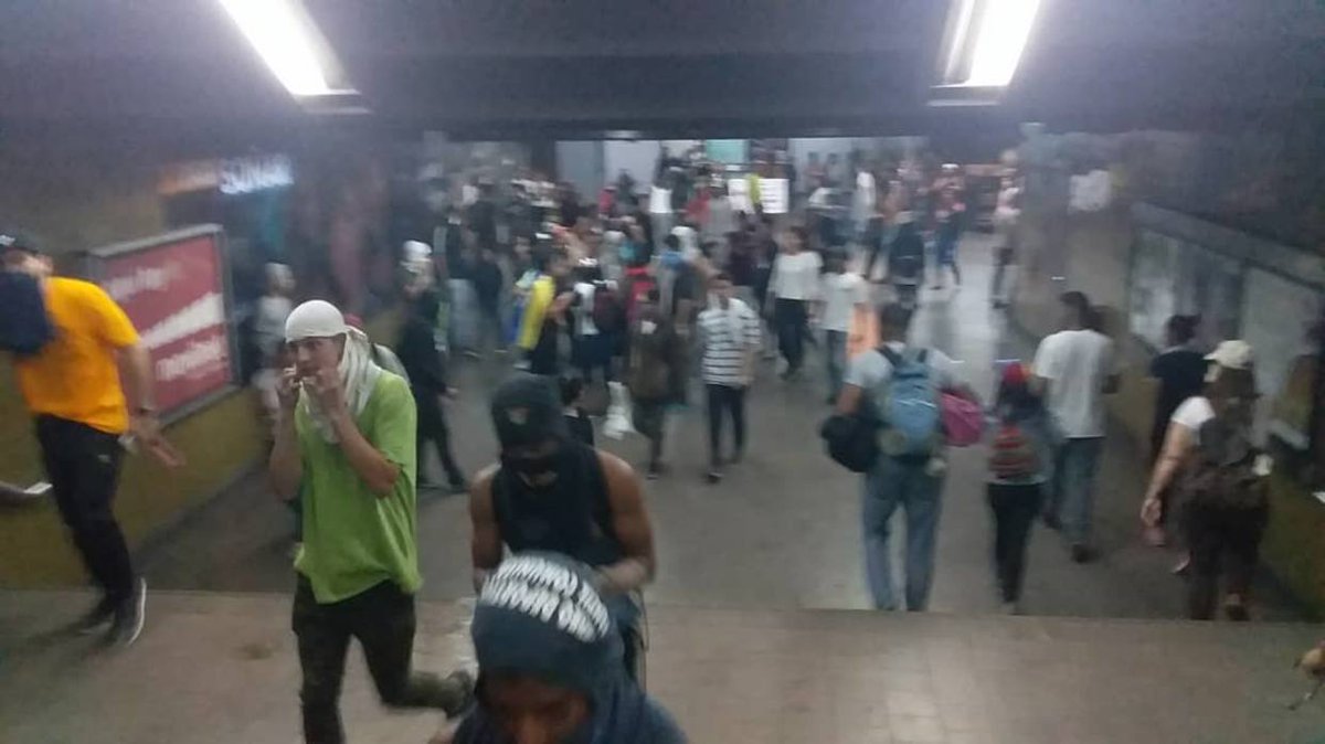 ElNacionalWeb's tweet photo. [URGENTE] GNB lanza bombas lacrimógenas dentro de la estación del metro de Chacao https://t.co/vMlJLvEl2S  https://t.co/h6XWxFuQAm