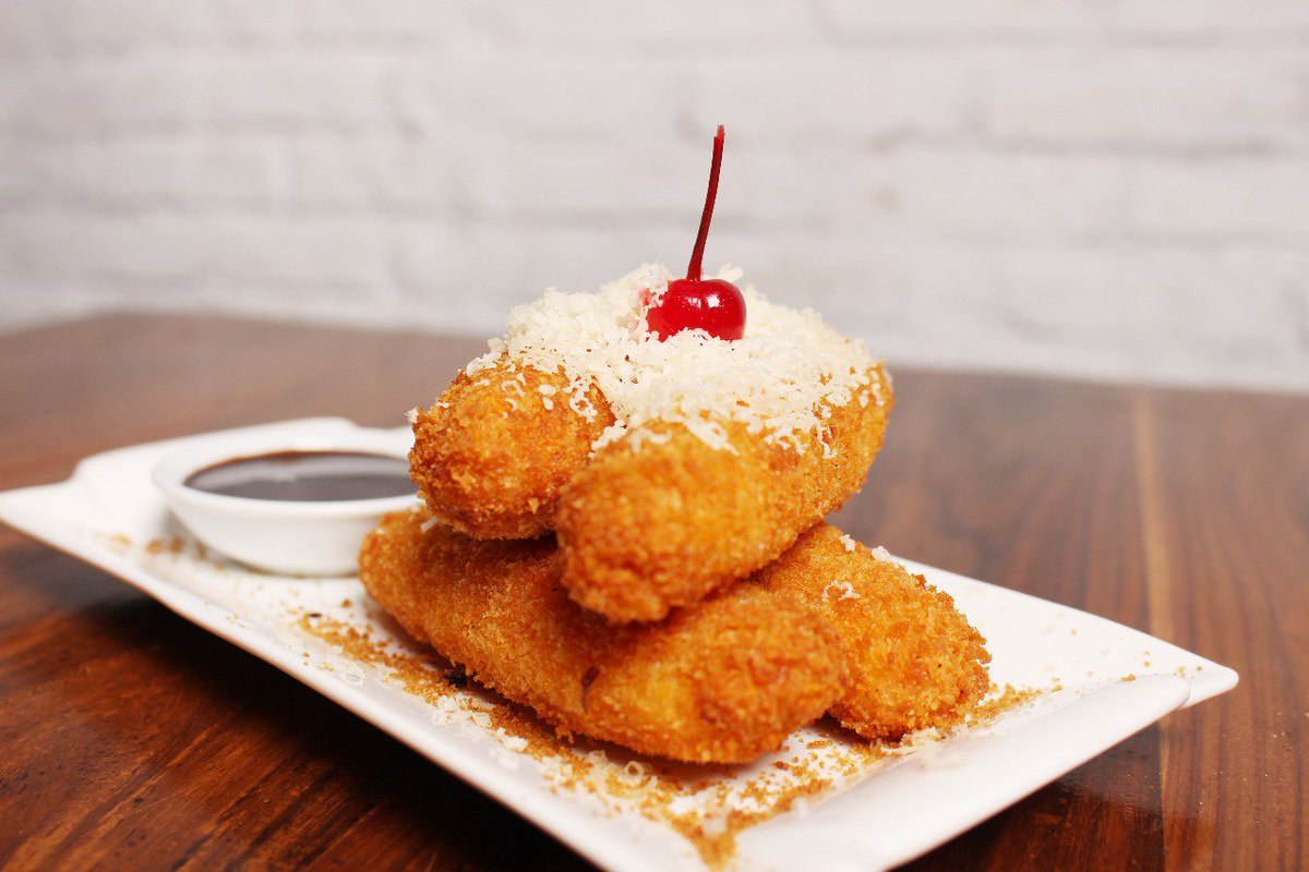 Sandy Banana

Selamat pagi sahabat Koffietijd, salam manis dari Sandy Banana.

Pisang goreng yang dibalut tepung roti, yang maknyuss disajikan dengan gula palm, keju parut, dan saus coklat 😋
.
.
.
.
.
.
.
.
.
.
.
.

#koffietijd #bandungfoodies #cafebandung #infobandung #infobdg