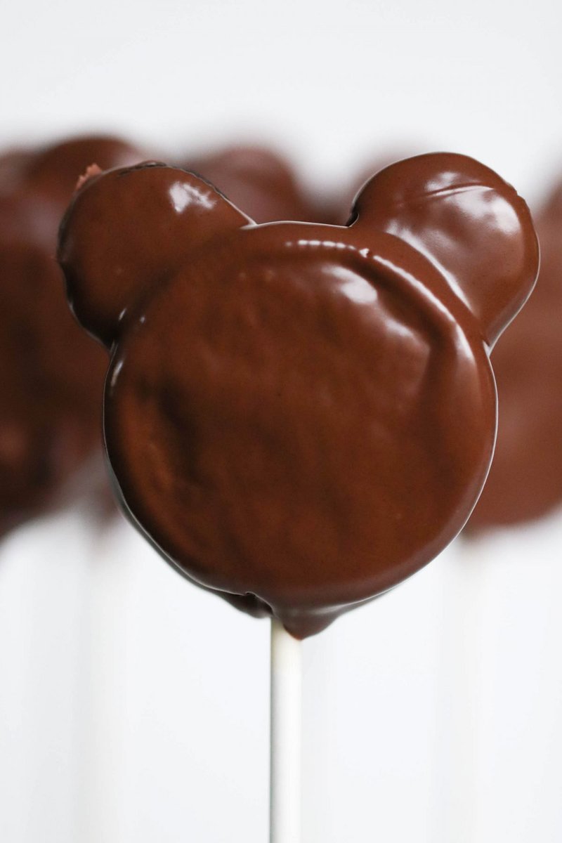 SixSistersStuff's tweet photo. Calling all Disney lovers! These adorable Mickey Mouse Cookie Pops are perfect for birthday parties, gearing up for your Disney vacation, or just to spread a little Disney magic.
https://t.co/Ce17gyjHcg #sixsistersstuff #disneymagic #cookiepops #treatidea https://t.co/hWZQFHn4Xw