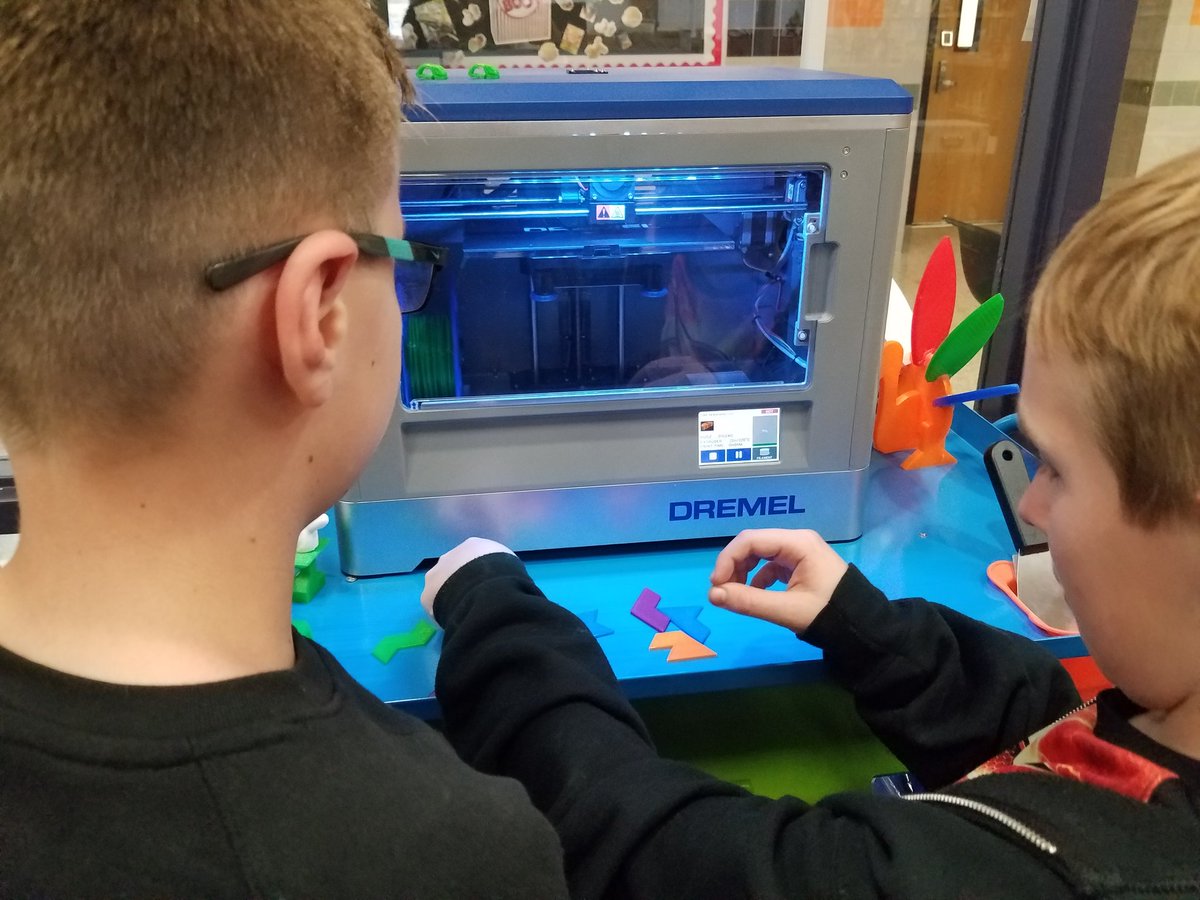 MrsPruenteCCE's tweet image. Last day of fall coding club ☹
But students got to work with the 3D printer today and learn how it worked,  they all left with a workable clamp, these 3D printed bugz have movable parts 🙂
#codingatthecastle
#ccepride 
#1MidwayScience 
#1midwaymath 
Im gonna miss this group!