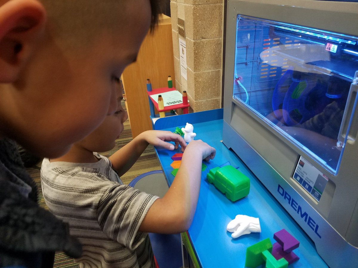 MrsPruenteCCE's tweet image. Last day of fall coding club ☹
But students got to work with the 3D printer today and learn how it worked,  they all left with a workable clamp, these 3D printed bugz have movable parts 🙂
#codingatthecastle
#ccepride 
#1MidwayScience 
#1midwaymath 
Im gonna miss this group!