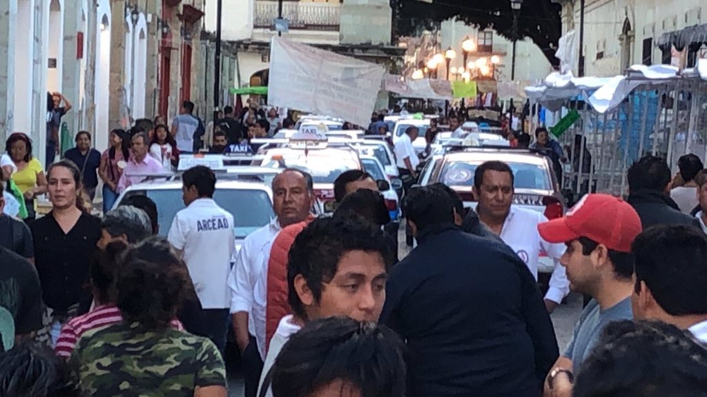 MLS_censura's tweet photo. .@oswaldogarciaj ordena desalojo de ambulantes, que se han apropiado del Centro Histórico, estos respaldados por el Sindicato Libertad pusieron resistencia. Esta será una prueba de fuego para el edil capitalino. Será un pago de facturas o promesa de campaña incumplida @nathanoax https://t.co/CT8On0p5dB