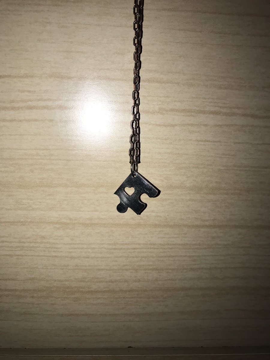 lulabrust's tweet image. mis amigas vinieron sorpresa para mi cumpleaños con un rompecabezas gigante con cosas adentro en representación de nuestro collar y no puedo explicarles lo mucho que las amo y lo agradecida que estoy