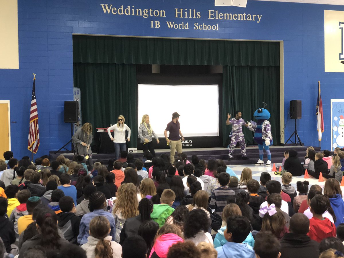 AnnaAAP13's tweet photo. Thank you @HugoTheHornet &amp; The Hornets Book Bus for coming to celebrate reading and positive behavior with the @WHE_Whiskers 3rd and 4th graders today!! The students (&amp; the teachers) had so much fun. https://t.co/LLCTUFoPK4