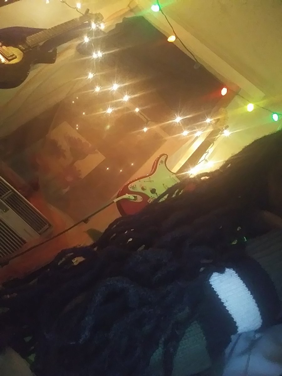 LoveAuset's tweet image. Roses and tea parties and guitars and lights..💜 #LOVE #CreatingSounds #SecretGardens