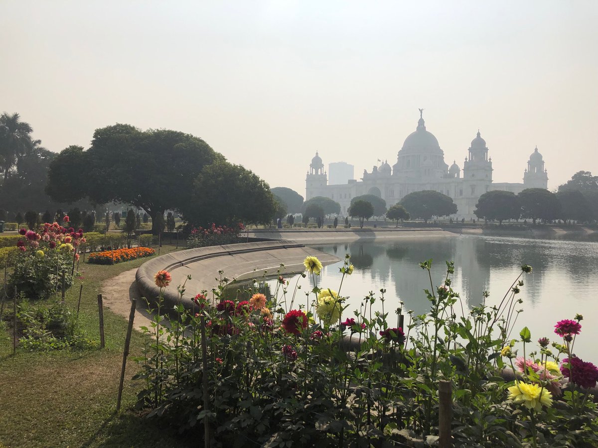 RaviReports's tweet photo. A beautiful backdrop and a smart audience in Kolkata, as we talk about data, Aadhaar, and Internet shutdowns ⁦@TataSteelKalam⁩ w/ ⁦@c_assisi⁩ &amp; ⁦@rmnth⁩ https://t.co/a4yy3kdobV