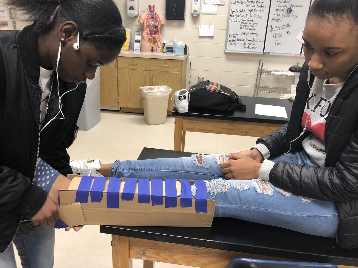 APSSportsMed's tweet image. 🚨 If an athlete needs their ankle immobilized due to a traumatic injury and you don’t have a splint...what do you do? Our students can help! #MakeOne