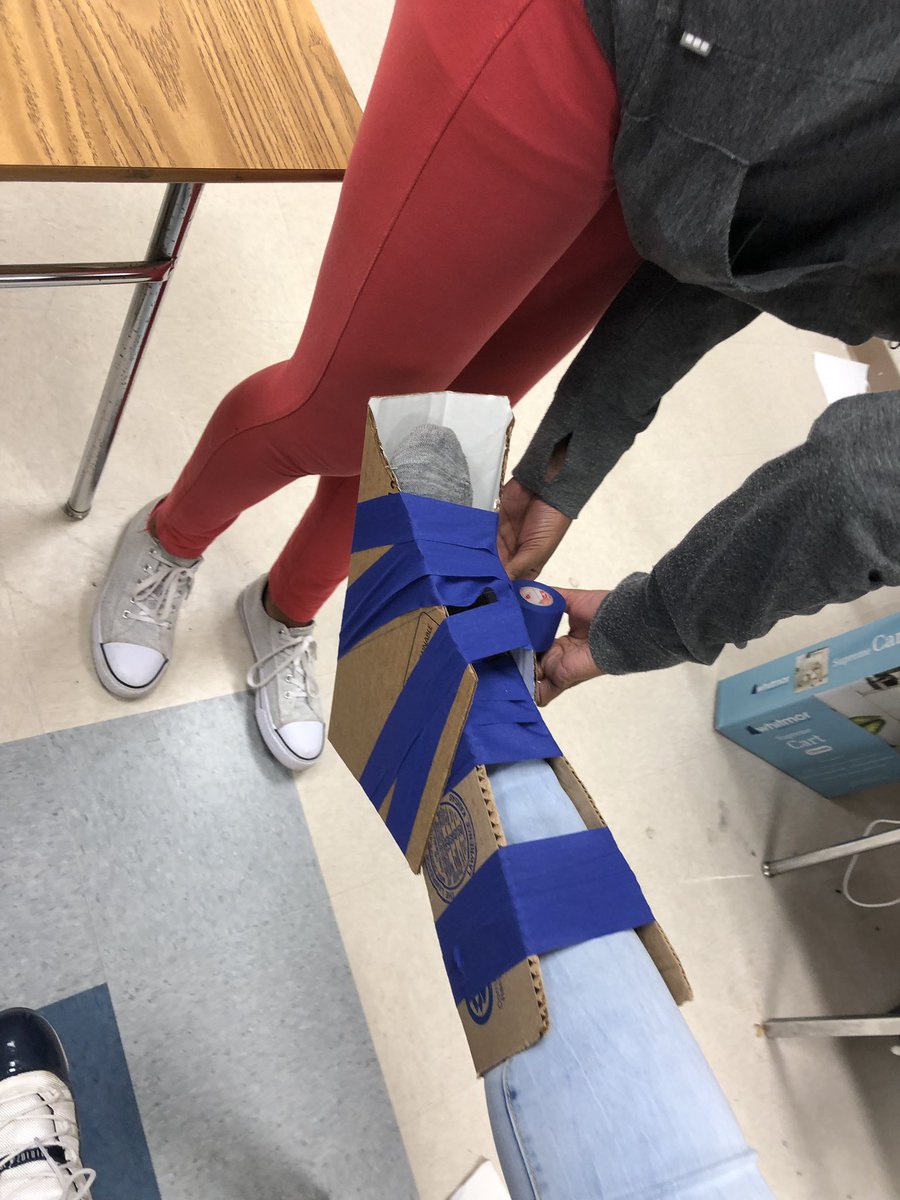 APSSportsMed's tweet image. 🚨 If an athlete needs their ankle immobilized due to a traumatic injury and you don’t have a splint...what do you do? Our students can help! #MakeOne