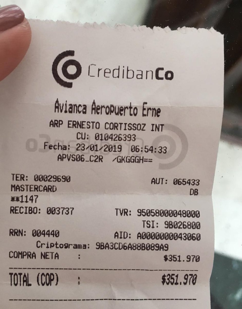 Hoy viajé de barranquilla a Bogotá con mi nieta, su esposo y mis bisnietos y tuvimos un inconveniente con uno de los pasabordos pues mi nieto y el papá se llaman igual pero distintos segundos nombres y en los pasabordos colocaron el mismo nombre cosa que no es correcta e íbamos a