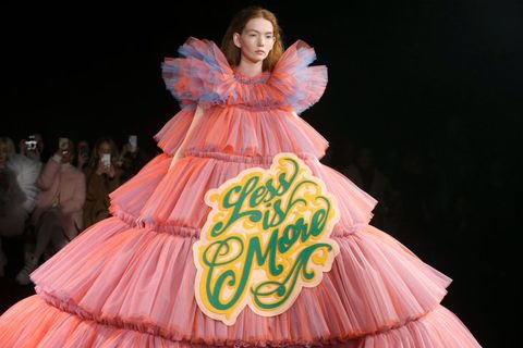 faithfontaine_'s tweet photo. Viktor &amp; Rolf’s #pcfw looks are a whole mood https://t.co/MAgnXOg1SR