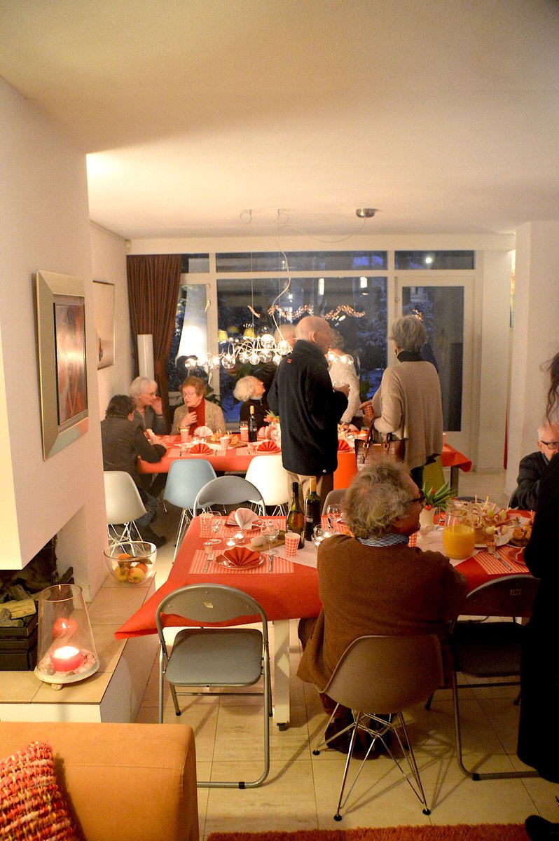 Vanavond was 't zover! Op zes (!) lokaties in Hilversum Noordwest (postcode 1217) eten 120 (!) buurtbewoners samen een verse maaltijd - met heel veel soorten ballen. Vrijwilligers vormen topteams en zorgen voor prachtig gedekte tafels.