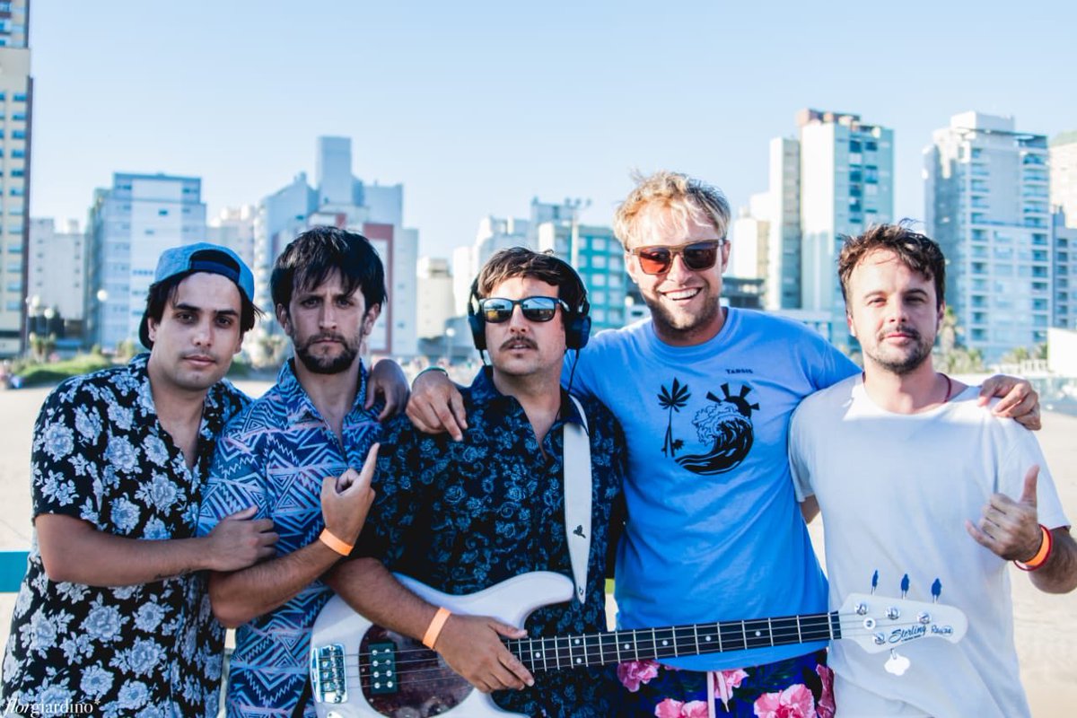 Los amigos de <a href="/FisionOficial/">Fisión</a> pasaron por el #FestivalTarsis ! Gracias a todas las bandas <a href="/TesorodeArgiban/">ElTesorodeArgiban</a> #Descalzos #Skandalo #Kombix