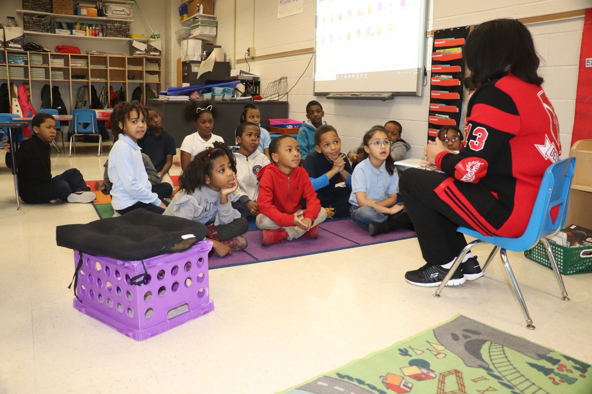 NormandySC1's tweet photo. Thanks to volunteers from the St. Louis Alumnae Chapter of #DeltaSigmaTheta Sorority, Inc. for reading and distributing books to students at Lucas Crossing Elementary Complex today! #NormandyStrong #DST 🐘#DiveintoBooks📕 #literacy https://t.co/UeRF627k0M