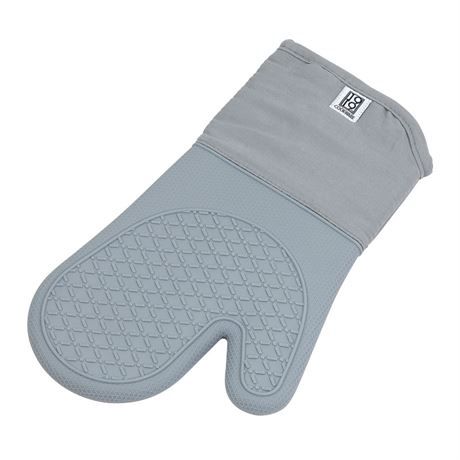 1919Cookware's tweet image. Generously sized, this silicone oven mitt is designed to keep you safe.  The uniquely molded silicone gripping surface withstands high temperatures &amp;amp; allows for easy gripping of hot objects. Inner fleece lining makes these mitts soft and comfortable to use buff.ly/2CUqVrz