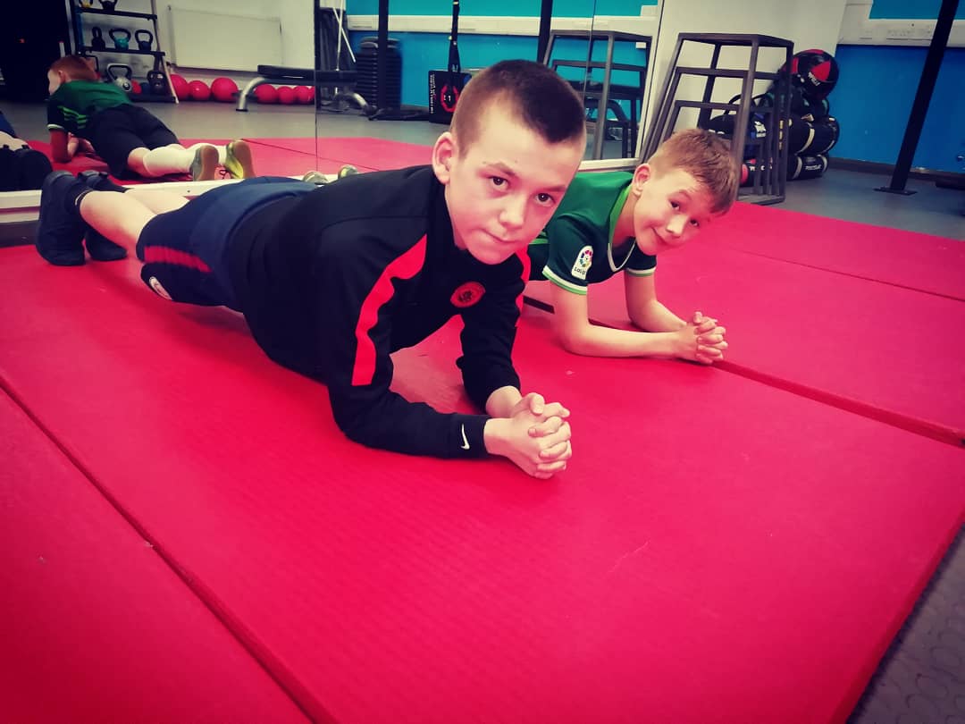 RochdaleFutsal's tweet photo. WEDNESDAY S & C I Awesome work at our very own and unique Strenght and Conditioning session. #Bobby #Tedinho winners of our planks Challenge tonight!!⚽🎩👏
For more info, contact us or email info@fs5academy.com
#competition #training #performance #strength #conditioning #fitness https://t.co/ppRQQzYb34