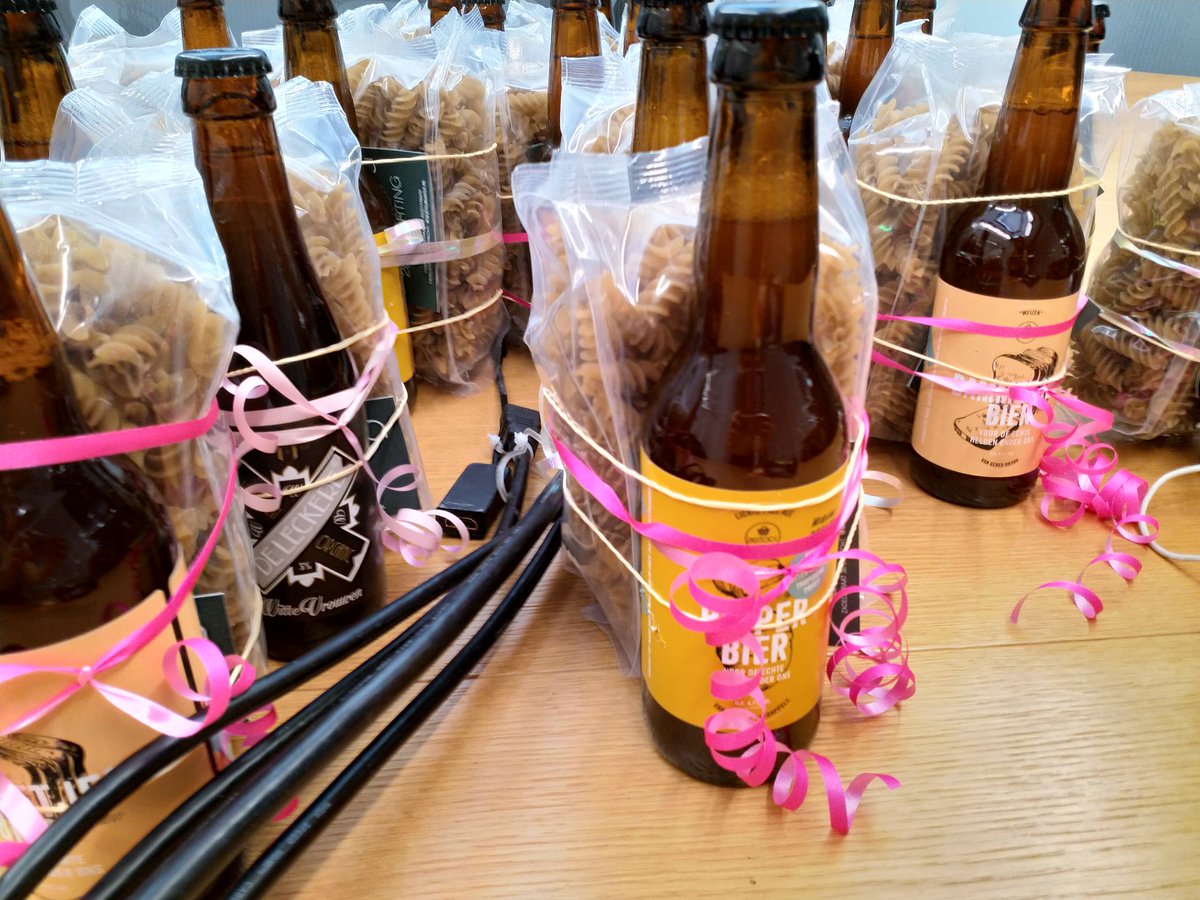 SpanjerLaura's tweet image. Met @goodmapp organiseerden we dit kleine cadeaupakket voor @FemVentures Een kortingsbon voor eerlijke, duurzame kleding bij Nukuhiva, bammetjes/ piepersbier van @INSTOCK_NL, biologisch bier van @DeLeckere &amp;amp; pasta gemaakt van 'matoke' in Oeganda van @greenbananafood. #socialgood