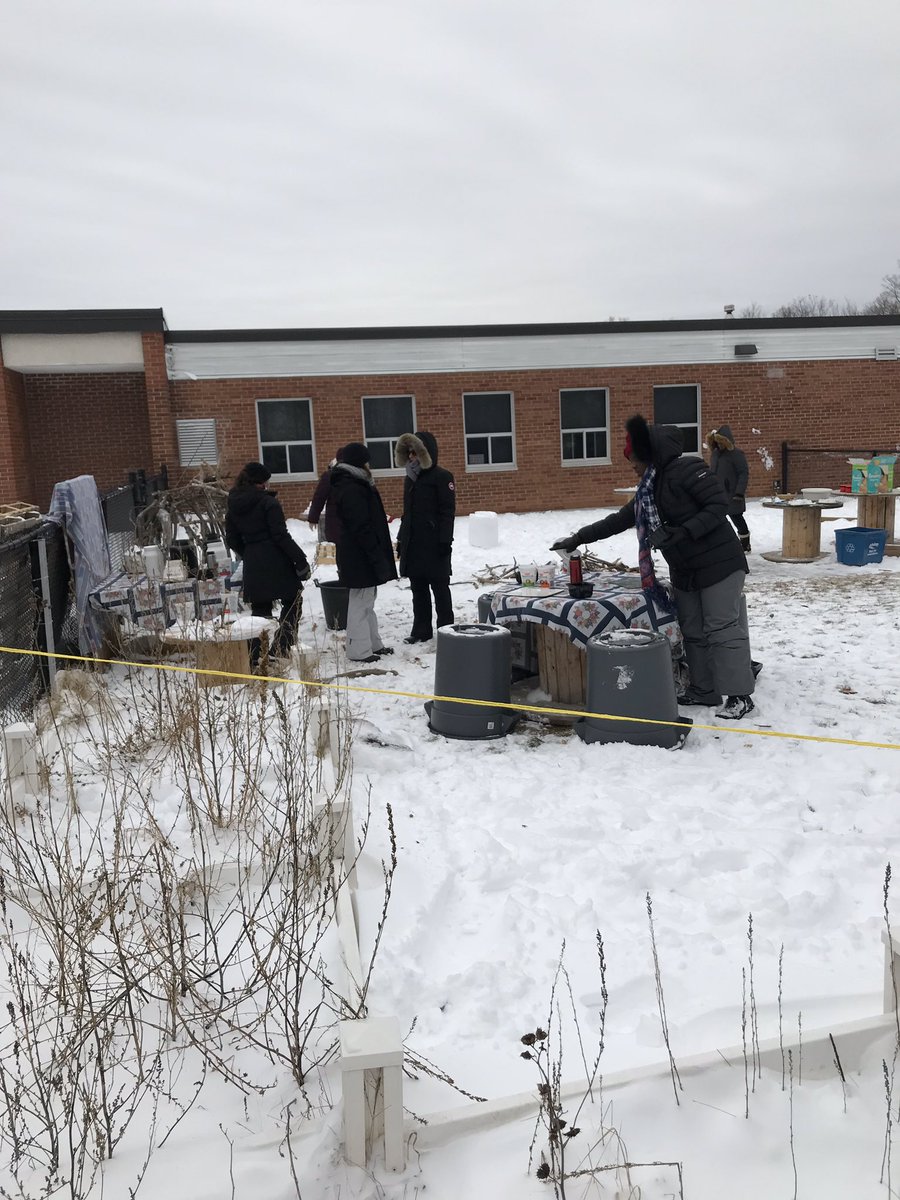 mmj_csviamonde's tweet photo. Les participants de la formation sur l’apprentissage à l’extérieur s’amusent à faire la cuisinette de neige!!! @CSViamonde #apprentissagealexterieur https://t.co/JCuDmBAo0G