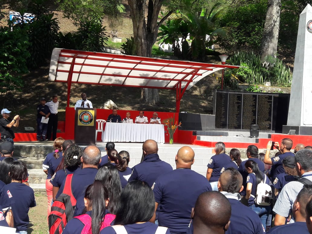 NelsonSinister1's tweet photo. @SaludCali fortalece su Sistema de Emergencias Medicas, en convenio con @BomberosCali119 capacitamos 500 ciudadanos como primeros respondientes(primeros auxilios) y 280 paramedicos en atencion prehospitalaria de alto riesgo. Nos preparamos para atender desastres y emergencias. https://t.co/Vp36bdVcRk