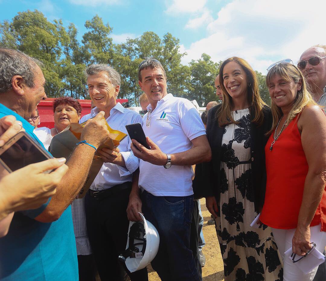 mariuvidal's tweet photo. Con @mauriciomacri recorrimos las obras de la Autopista Ruta Nacional 5 que van a beneficiar a 10 mil vecinos de Mercedes, Suipacha, Gorostiaga, Chivilcoy, Alberti y Bragado. Cuando los trabajos estén terminados van viajar por un camino más seguro y en menos tiempo. https://t.co/ovWtIotHXr