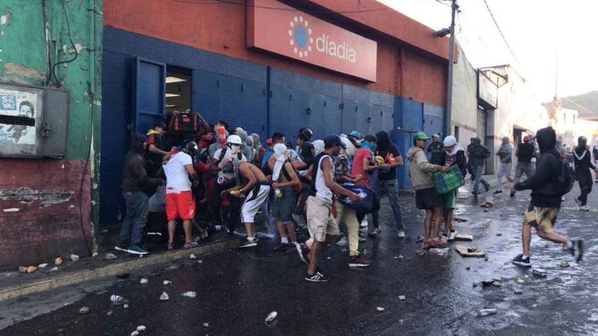 ElNacionalWeb's tweet photo. [AHORA] Saquean locales comerciales en La Vega https://t.co/FoYCFUZirg  https://t.co/MTFWVBhoFR