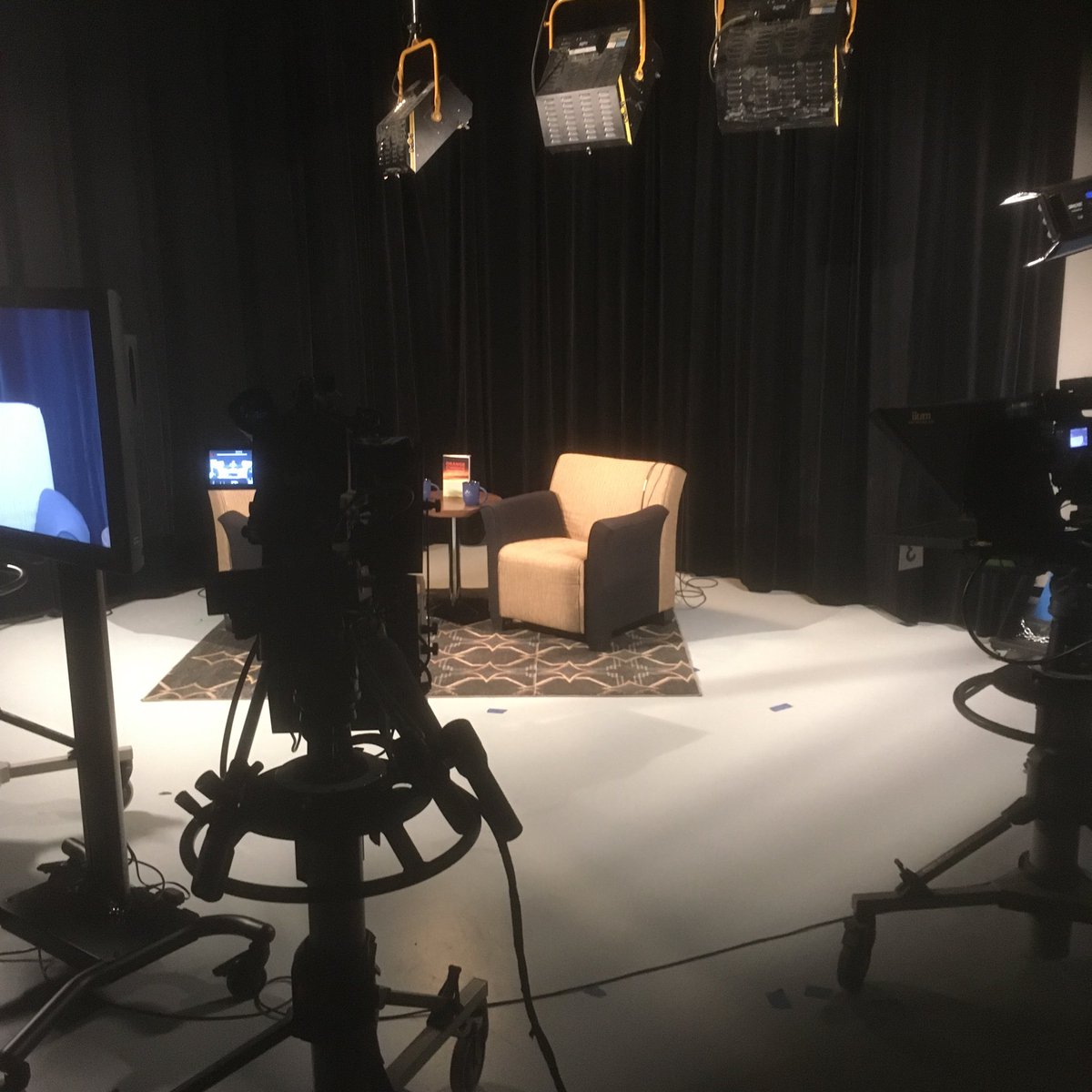 MRUOWEN's tweet photo. Third year Broadcast Media  Studies #students ⁦@mountroyal4u⁩ getting ready to roll on another project #ByStudents4U https://t.co/rQy2sZ4mm5