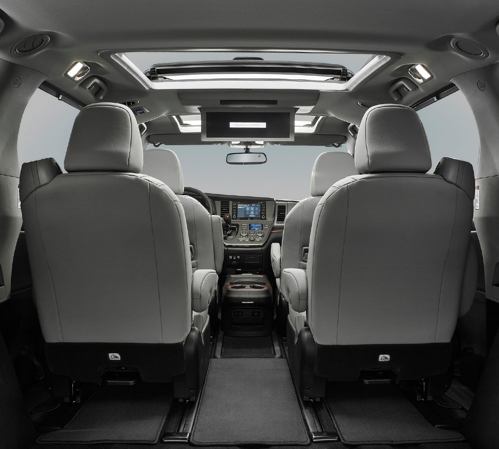 ToyotaFame's tweet photo. El diseño de Toyota Sienna, fusiona lo mejor de un auto deportivo con la esencia de una camioneta familiar. Además de contar con un espacio interior amplio y cómodo. https://t.co/hFbmdA1q52 https://t.co/9lZvhlnF3y
