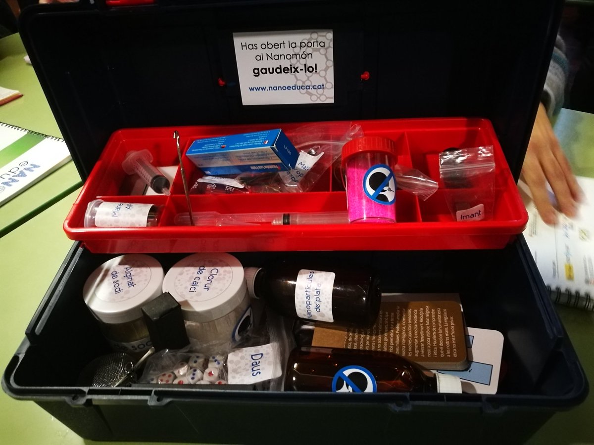 SusannaTuset's tweet photo. Cal treballar a l'aula la nano tecnologia?
Quantes coses que ens envolten tenen nanopartícules? On van a parar? Cal treballar, per saber.
#STEAM + ètica
Amb les maletes del @cesirecat la meva resposta és SI!
@NANOEDUCA
#STEAMcat #STEAMcatC2 https://t.co/VKirIvnwIX