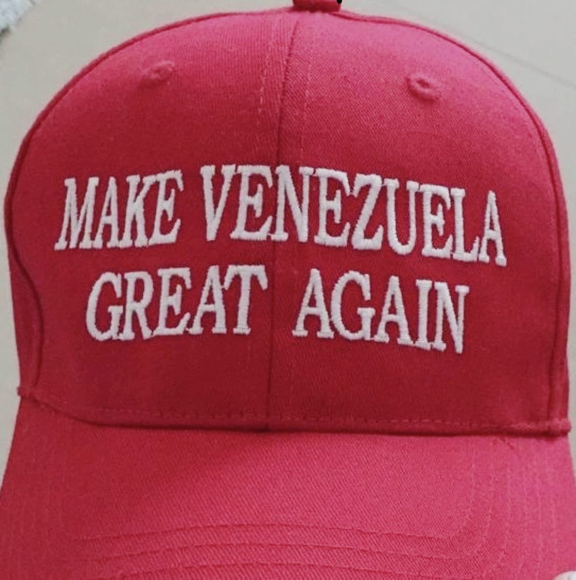 Mi amigo “Mickey” Pompeo me envió este lindo regalo 🥰 con una notita que decía: 
“My friend, no more chairos nunca más” 

Ate: #LaCanciller