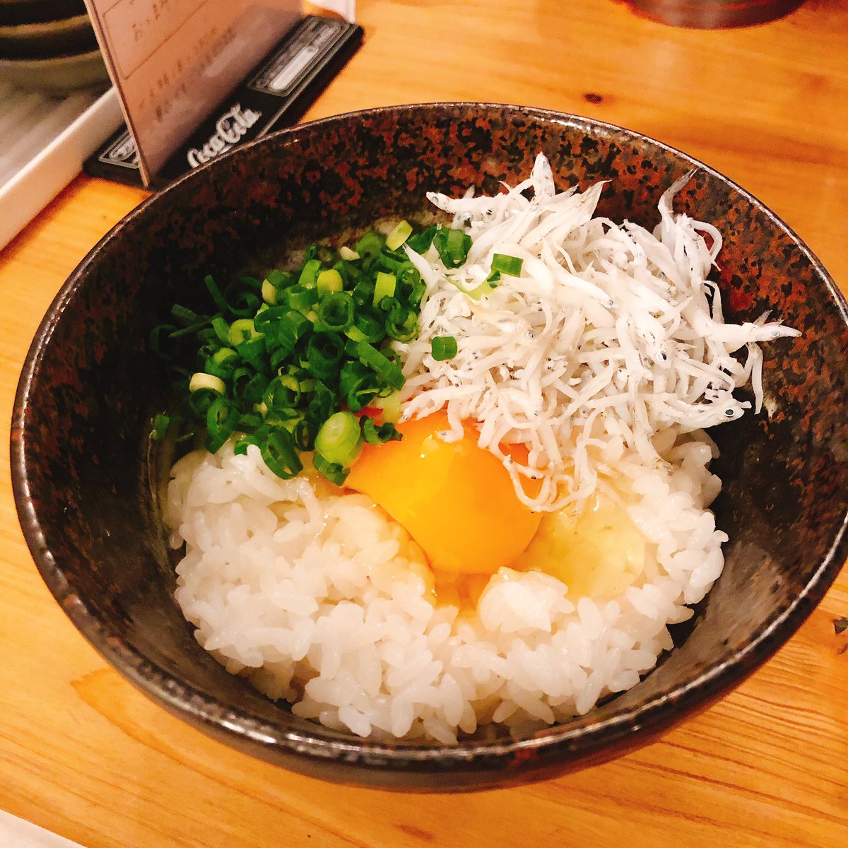 おひとり様ごはん 東京 در توییتر 自由が丘駅 波の 二色丼 梅 紅筋子 ますこ 1080円 いくら丼を頼むと卵かけごはん まで付いてきます 卵かけごはんは無料トッピングが選べるのも嬉しいところ 波の いくら丼 自由が丘