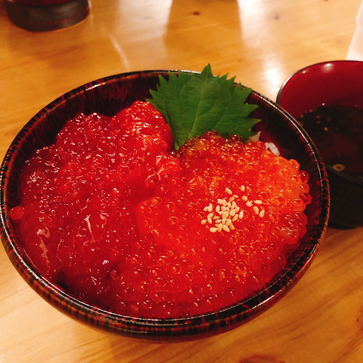 おひとり様ごはん 東京 در توییتر 自由が丘駅 波の 二色丼 梅 紅筋子 ますこ 1080円 いくら丼を頼むと卵かけごはん まで付いてきます 卵かけごはんは無料トッピングが選べるのも嬉しいところ 波の いくら丼 自由が丘