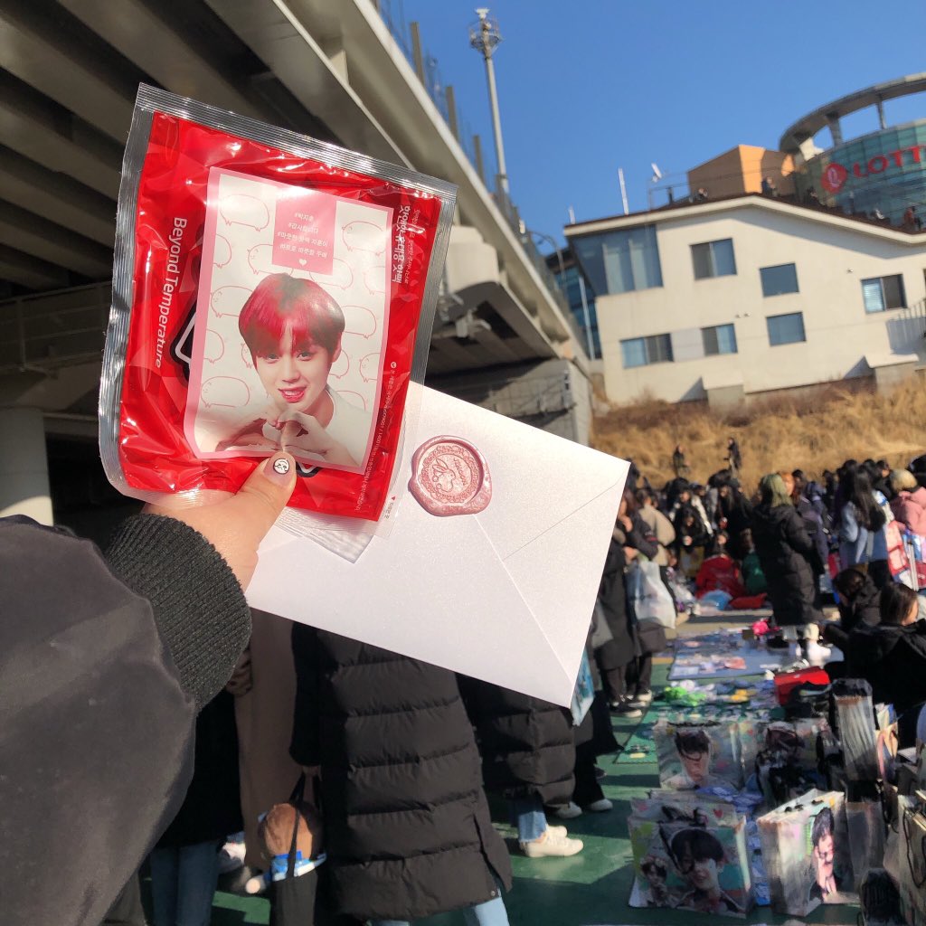 Dewdrop_JH's tweet photo. 안녕하세요. Dewdrop_JH 입니다.
나눔은 15:30부터 시작합니다. 많이 받으러 와주세요!!! 감사합니다 ！ https://t.co/hVTHIfxO57